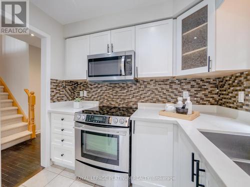 744 Irving Terrace, Milton, ON - Indoor Photo Showing Kitchen With Upgraded Kitchen