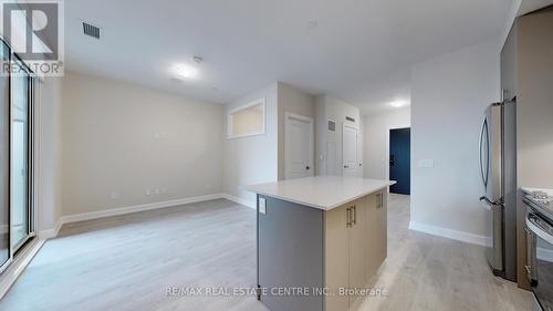 601 - 3220 William Coltson Avenue, Oakville, ON - Indoor Photo Showing Kitchen