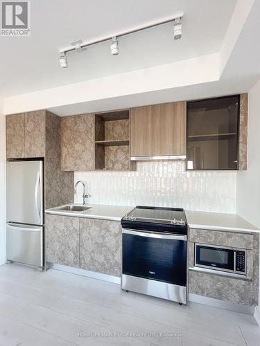 407 - 395 Dundas Street W, Oakville, ON - Indoor Photo Showing Kitchen