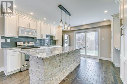 2920 Gulfstream Way, Mississauga, ON - Indoor Photo Showing Kitchen With Upgraded Kitchen