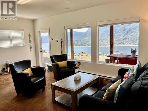 218 Sunset Drive, Sicamous, BC - Indoor Photo Showing Living Room