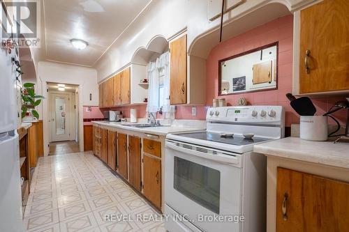 19 Pottruff Road S, Hamilton, ON - Indoor Photo Showing Kitchen