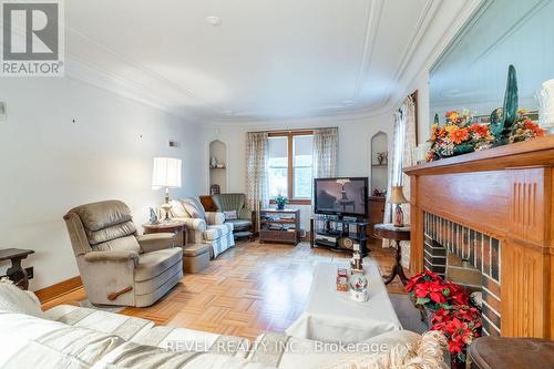 19 Pottruff Road S, Hamilton, ON - Indoor Photo Showing Living Room