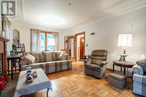 19 Pottruff Road S, Hamilton, ON - Indoor Photo Showing Living Room