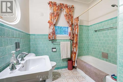 19 Pottruff Road S, Hamilton, ON - Indoor Photo Showing Bathroom