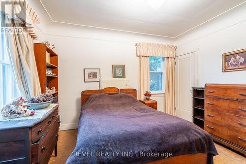 19 Pottruff Road S, Hamilton, ON - Indoor Photo Showing Bedroom