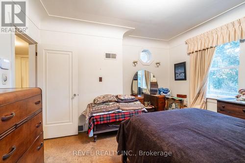 19 Pottruff Road S, Hamilton, ON - Indoor Photo Showing Bedroom