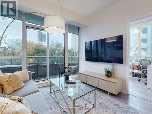 318 - 25 Lower Simcoe Street, Toronto, ON - Indoor Photo Showing Living Room