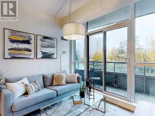 318 - 25 Lower Simcoe Street, Toronto, ON - Indoor Photo Showing Living Room