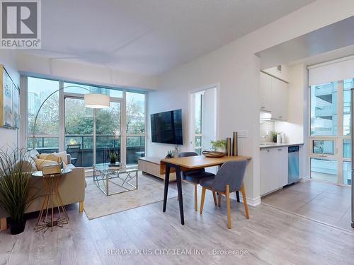 318 - 25 Lower Simcoe Street, Toronto, ON - Indoor Photo Showing Living Room