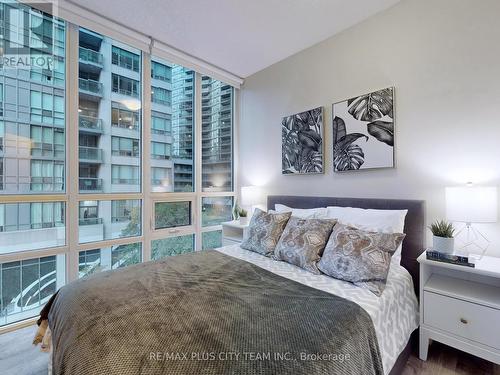 318 - 25 Lower Simcoe Street, Toronto, ON - Indoor Photo Showing Bedroom