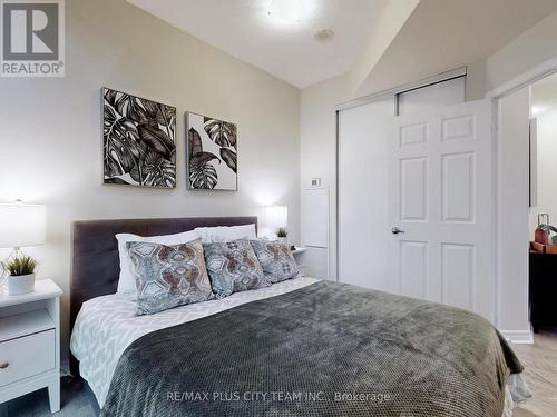 318 - 25 Lower Simcoe Street, Toronto, ON - Indoor Photo Showing Bedroom