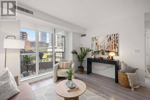 601 - 76 Shuter Street, Toronto, ON - Indoor Photo Showing Living Room