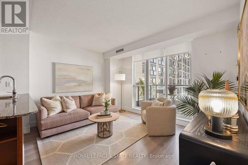 601 - 76 Shuter Street, Toronto, ON - Indoor Photo Showing Living Room