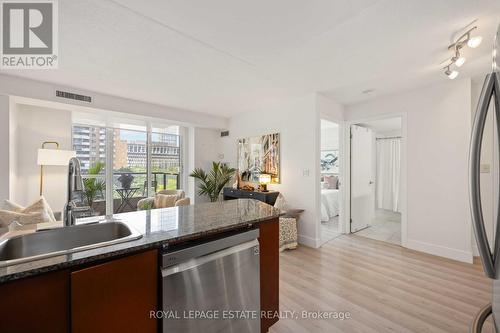 601 - 76 Shuter Street, Toronto, ON - Indoor Photo Showing Kitchen