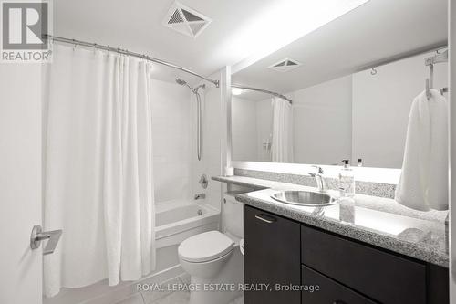 601 - 76 Shuter Street, Toronto, ON - Indoor Photo Showing Bathroom