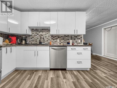 102 7Th Avenue W, Central Butte, SK - Indoor Photo Showing Kitchen With Upgraded Kitchen