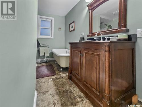 102 7Th Avenue W, Central Butte, SK - Indoor Photo Showing Bathroom