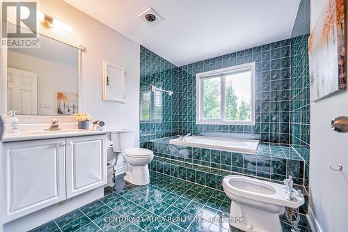 258 Stone Road, Aurora, ON - Indoor Photo Showing Bathroom