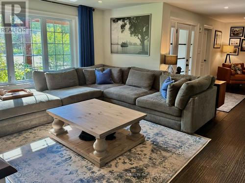 7590 8Th Line, Essa, ON - Indoor Photo Showing Living Room