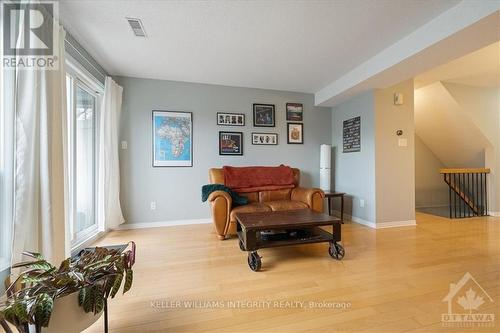 6060 Red Willow Drive, Ottawa, ON - Indoor Photo Showing Living Room