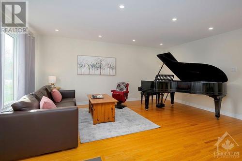 2368 Jefferson Street, Ottawa, ON - Indoor Photo Showing Living Room