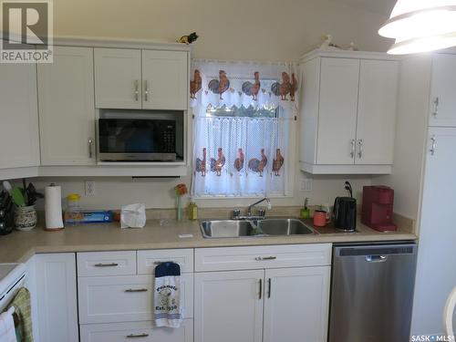 136 515 Mcwillie Avenue, Saskatoon, SK - Indoor Photo Showing Kitchen With Double Sink