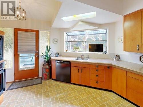 3495 Marine Ave, Powell River, BC - Indoor Photo Showing Kitchen