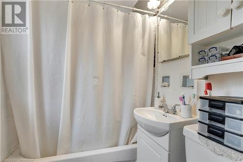 55 Berkley Road, Cambridge, ON - Indoor Photo Showing Bathroom