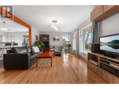 715 Lowe Drive, Cawston, BC - Indoor Photo Showing Living Room