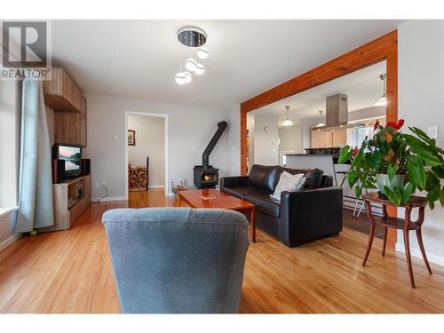 715 Lowe Drive, Cawston, BC - Indoor Photo Showing Living Room