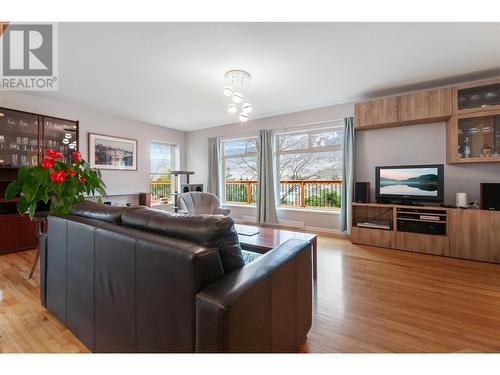 715 Lowe Drive, Cawston, BC - Indoor Photo Showing Living Room