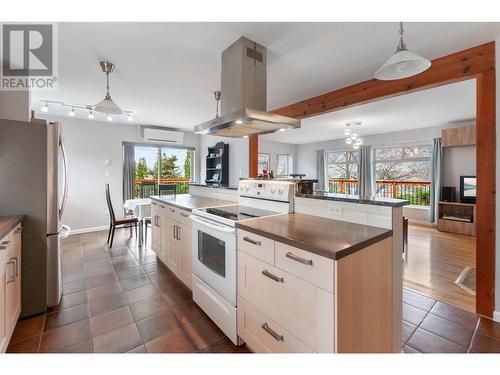 715 Lowe Drive, Cawston, BC - Indoor Photo Showing Kitchen