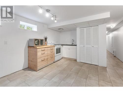 715 Lowe Drive, Cawston, BC - Indoor Photo Showing Kitchen