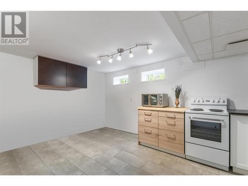 715 Lowe Drive, Cawston, BC - Indoor Photo Showing Kitchen