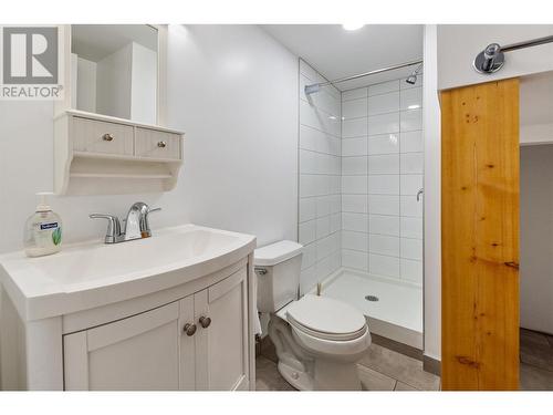 715 Lowe Drive, Cawston, BC - Indoor Photo Showing Bathroom