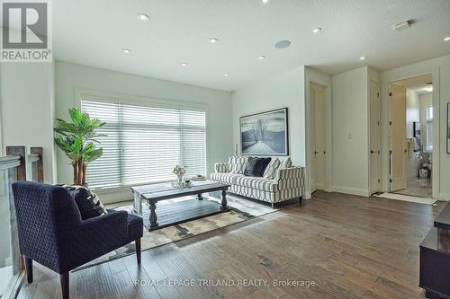 6584 French Avenue, London, ON - Indoor Photo Showing Living Room