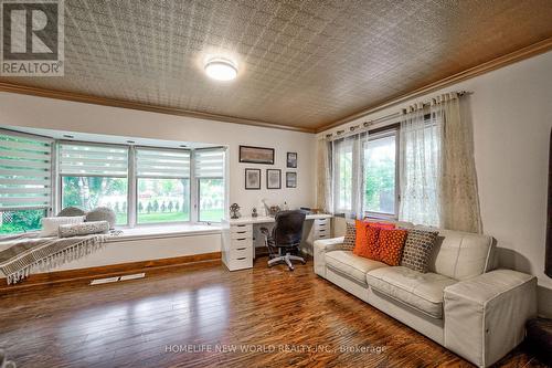 1305 Mineola Gardens, Mississauga, ON - Indoor Photo Showing Living Room