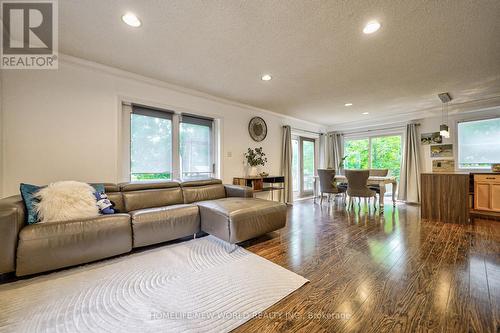 1305 Mineola Gardens, Mississauga, ON - Indoor Photo Showing Living Room