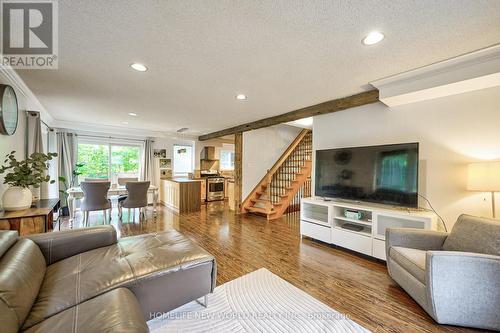 1305 Mineola Gardens, Mississauga, ON - Indoor Photo Showing Living Room