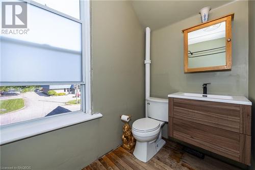 1219 2Nd Avenue E, Owen Sound, ON - Indoor Photo Showing Bathroom