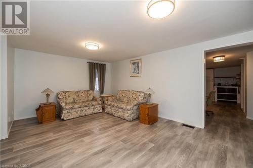 1770 9Th Avenue E, Owen Sound, ON - Indoor Photo Showing Living Room