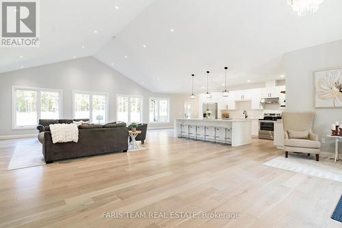 1250 Old Parry Sound Road, Muskoka Lakes, ON - Indoor Photo Showing Living Room