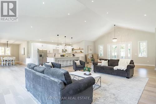 1250 Old Parry Sound Road, Muskoka Lakes, ON - Indoor Photo Showing Living Room