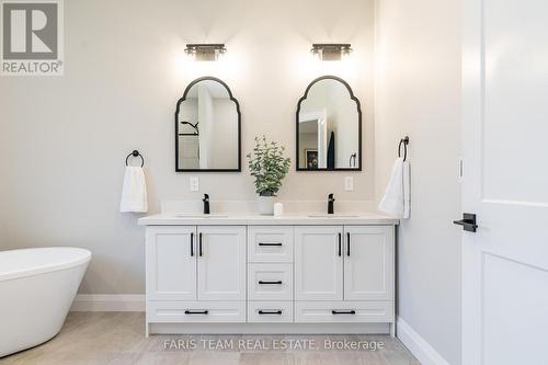 1250 Old Parry Sound Road, Muskoka Lakes, ON - Indoor Photo Showing Bathroom