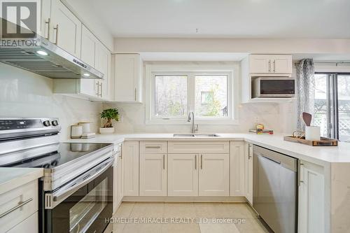 20 Woodward Crescent, Ajax, ON - Indoor Photo Showing Kitchen With Stainless Steel Kitchen With Double Sink With Upgraded Kitchen