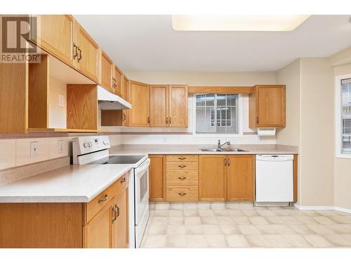 527 Yates Road Unit# 36, Kelowna, BC - Indoor Photo Showing Kitchen With Double Sink