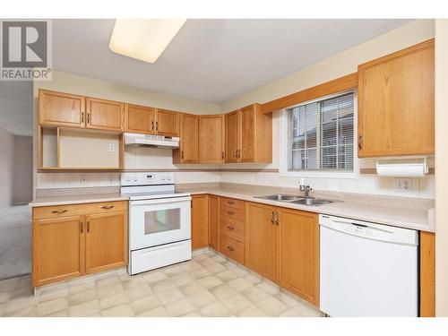 527 Yates Road Unit# 36, Kelowna, BC - Indoor Photo Showing Kitchen With Double Sink