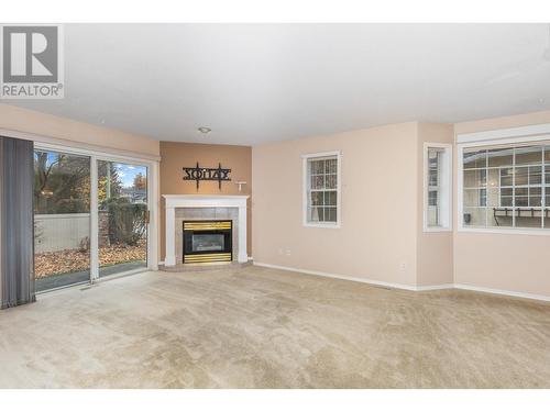 527 Yates Road Unit# 36, Kelowna, BC - Indoor Photo Showing Living Room With Fireplace