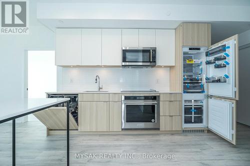 906 - 220 Missinihe Way, Mississauga, ON - Indoor Photo Showing Kitchen With Upgraded Kitchen